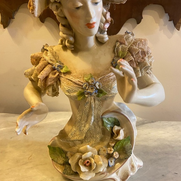 Elegant Cream and Green Porcelain Figurine - Picture 4 of 6
